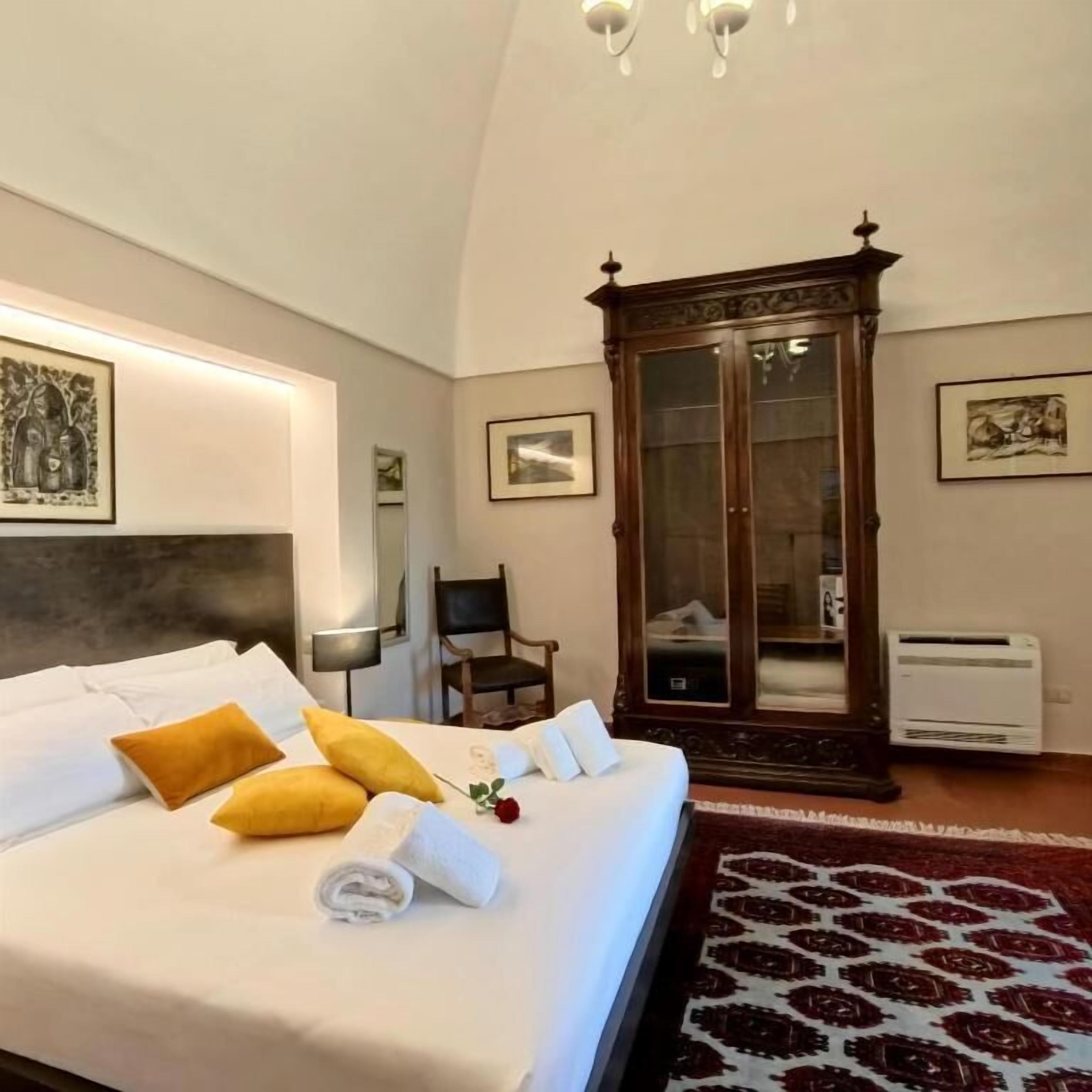 Escritorio, sistema de insonorización y tabla de planchar con plancha 