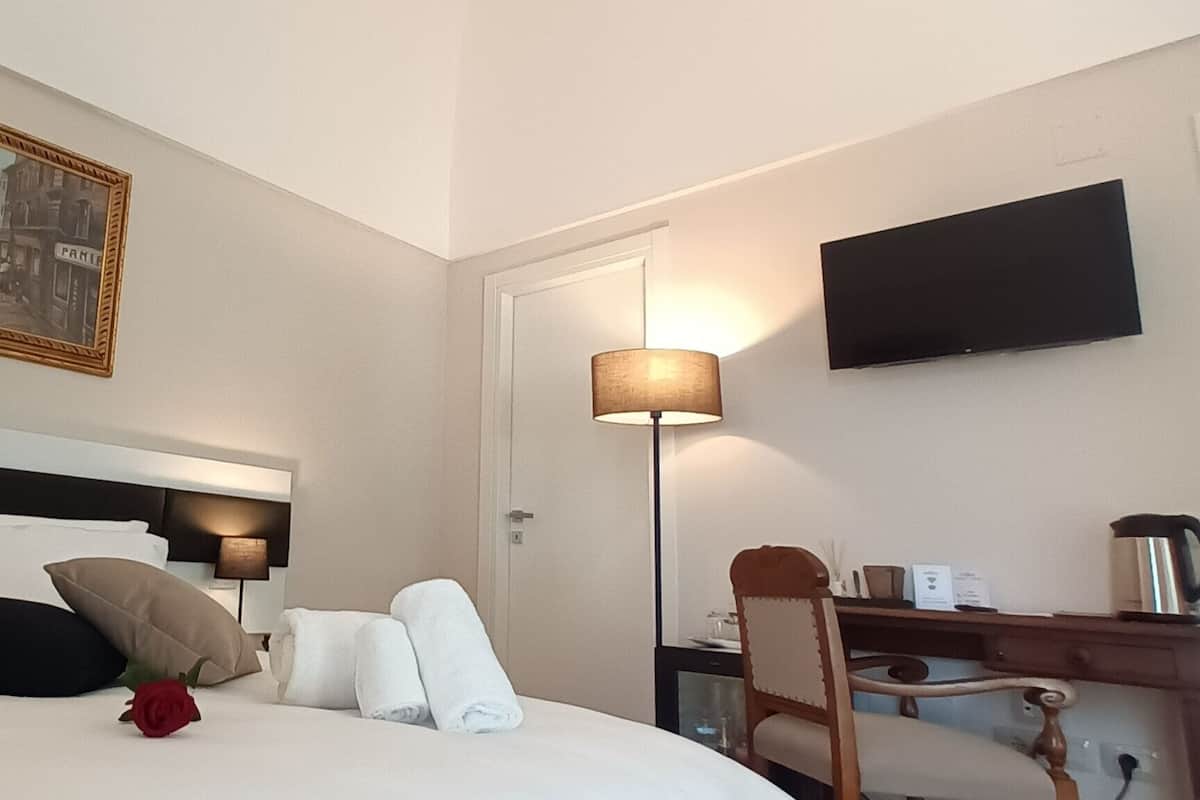 Deluxe Room | Desk, soundproofing, iron/ironing board, free WiFi
