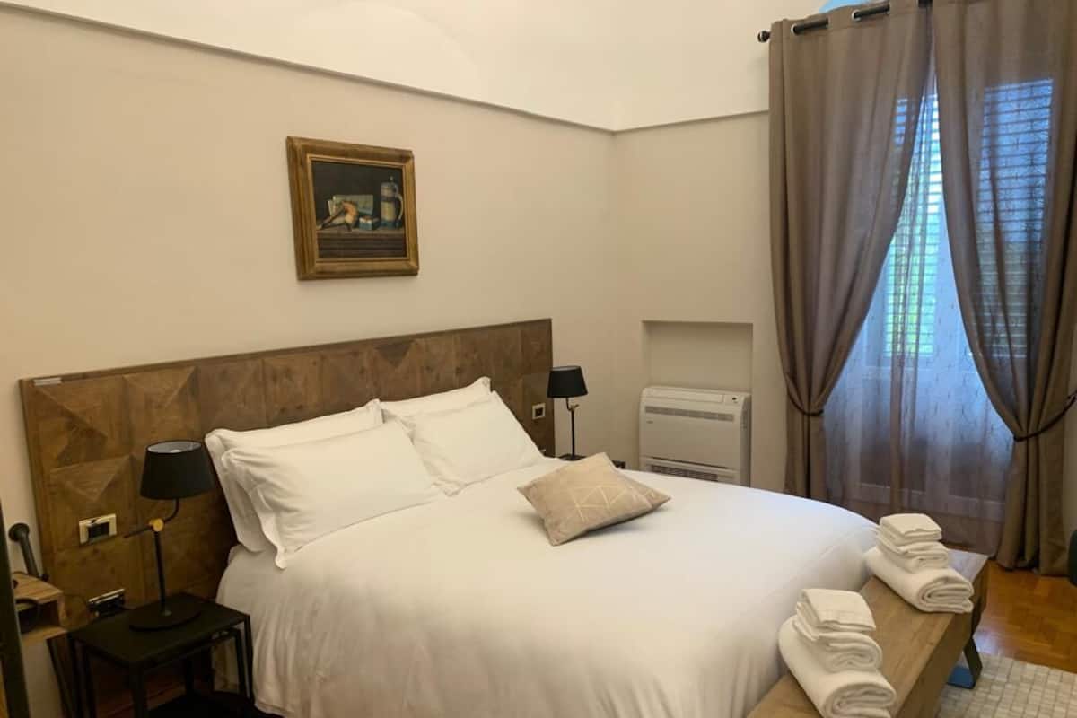 Comfort Room | Desk, soundproofing, iron/ironing board, free WiFi