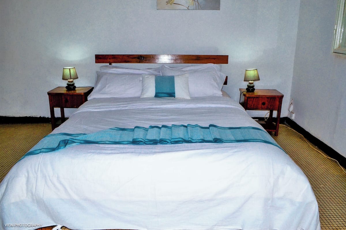Comfort Room, 1 Queen Bed, Courtyard View | In-room safe, desk, free WiFi, bed sheets