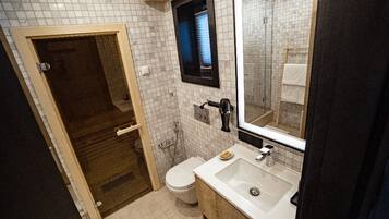 Deluxe Room, Mountain View | Bathroom | Shower, rainfall showerhead, free toiletries, hair dryer