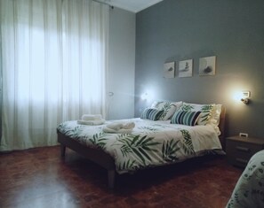 1 slaapkamer, een bureau, een strijkplank/strijkijzer, gratis wifi