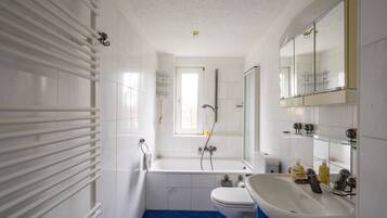 Haartrockner, Handtücher, Toilettenpapier