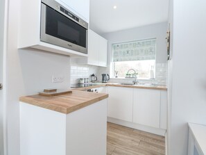 Fridge, electric kettle, toaster, cookware/dishes/utensils - 12 Siesta Mar (Norwich)