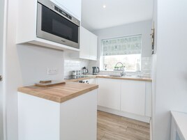 Refrigerador, tetera/pava eléctrica, tostadora, utensilios de cocina