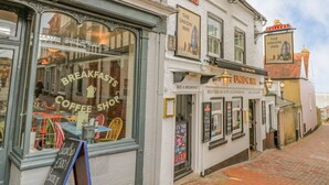 A building with a sign for 'The Union Inn' and 'Fuller's' on the upper floor. - Seagulls Perch (Cowes)