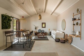 TV connectée, table de tennis de table, livres, chaîne hi-fi