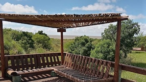 2 buitenzwembaden en ligstoelen