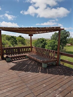 2 kolam renang outdoor, dengan kursi berjemur