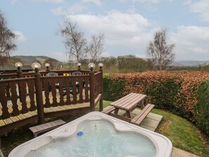 Outdoor spa tub - Great Owl Lodge (Rhayader)