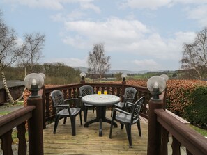 Outdoor dining - Great Owl Lodge (Rhayader)