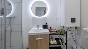 Shower, hair dryer, towels - Les Maisons Acajou / Charming T2 equipped with Spicy Nature (Châtellerault)