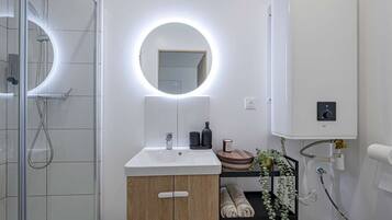 Dusche, Haartrockner, Handtücher