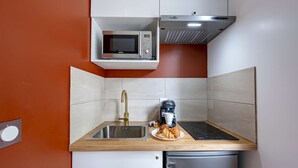 Coffee/tea maker, fridge, microwave, stovetop - Les Maisons Acajou / Charming T2 equipped with Spicy Nature (Châtellerault)