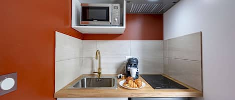 Réfrigérateur, micro-ondes, plaque de cuisson, cafetière/bouilloire