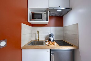 Refrigerador, microondas, placa de cocina, cafetera/tetera