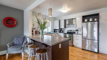 Coffee/tea maker, fridge, microwave, oven
