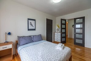 3 bedrooms, iron/ironing board, WiFi, bed sheets - Large & Sunny Beautiful Home, AC (Bedford)