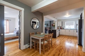 3 chambres, fer et planche à repasser, Wi-Fi, draps fournis