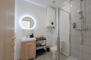 Dusche, Haartrockner, Handtücher