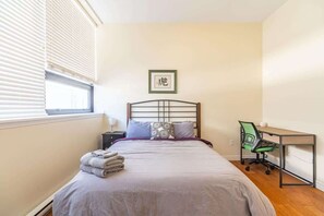 1 bedroom, WiFi, bed sheets - Spacious Downtown Loft with AC (Halifax)