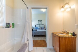 Shower, hair dryer, towels, toilet paper - Spacious Downtown Loft with AC (Halifax)
