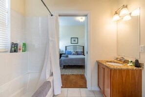 Shower, hair dryer, towels, toilet paper - Spacious Downtown Loft with AC (Halifax)