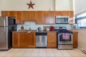 Oppvaskmaskin, brødrister, kjøkkenutstyr og papirhåndklær