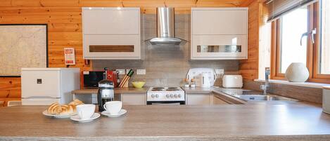 冷蔵庫、食器洗い機、電気ポット、トースター