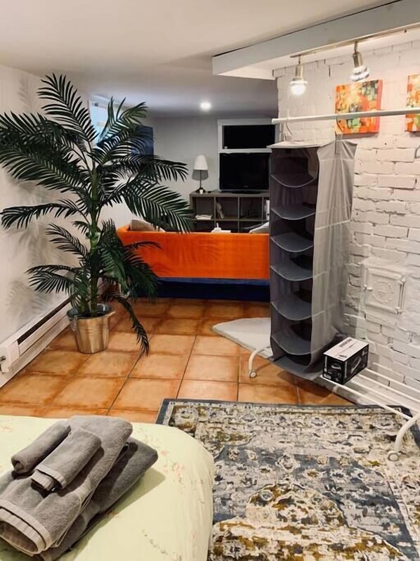 Iron/ironing board, WiFi, bed sheets