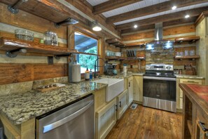 Kühlschrank, Mikrowelle, Herdplatte, Geschirrspüler