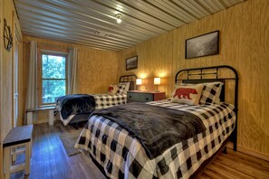 3 bedrooms, iron/ironing board, free WiFi, bed sheets - Charming cabin with hot tub, secluded, tranquil escape to nature - Pet-friendly haven with fire pit, pool table, spacious screened porch (Ellijay)