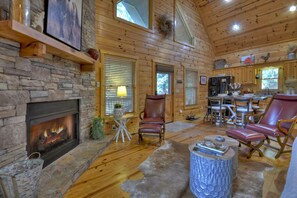 Interior - Charming cabin with hot tub, secluded, tranquil escape to nature - Pet-friendly haven with fire pit, pool table, spacious screened porch (Ellijay)