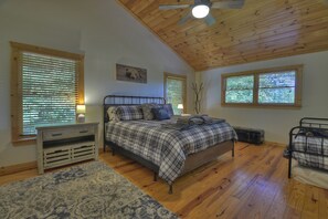 3 bedrooms, iron/ironing board, free WiFi, bed sheets - Charming cabin with hot tub, secluded, tranquil escape to nature - Pet-friendly haven with fire pit, pool table, spacious screened porch (Ellijay)