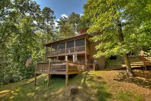 Exterior - Charming cabin with hot tub, secluded, tranquil escape to nature - Pet-friendly haven with fire pit, pool table, spacious screened porch (Ellijay)
