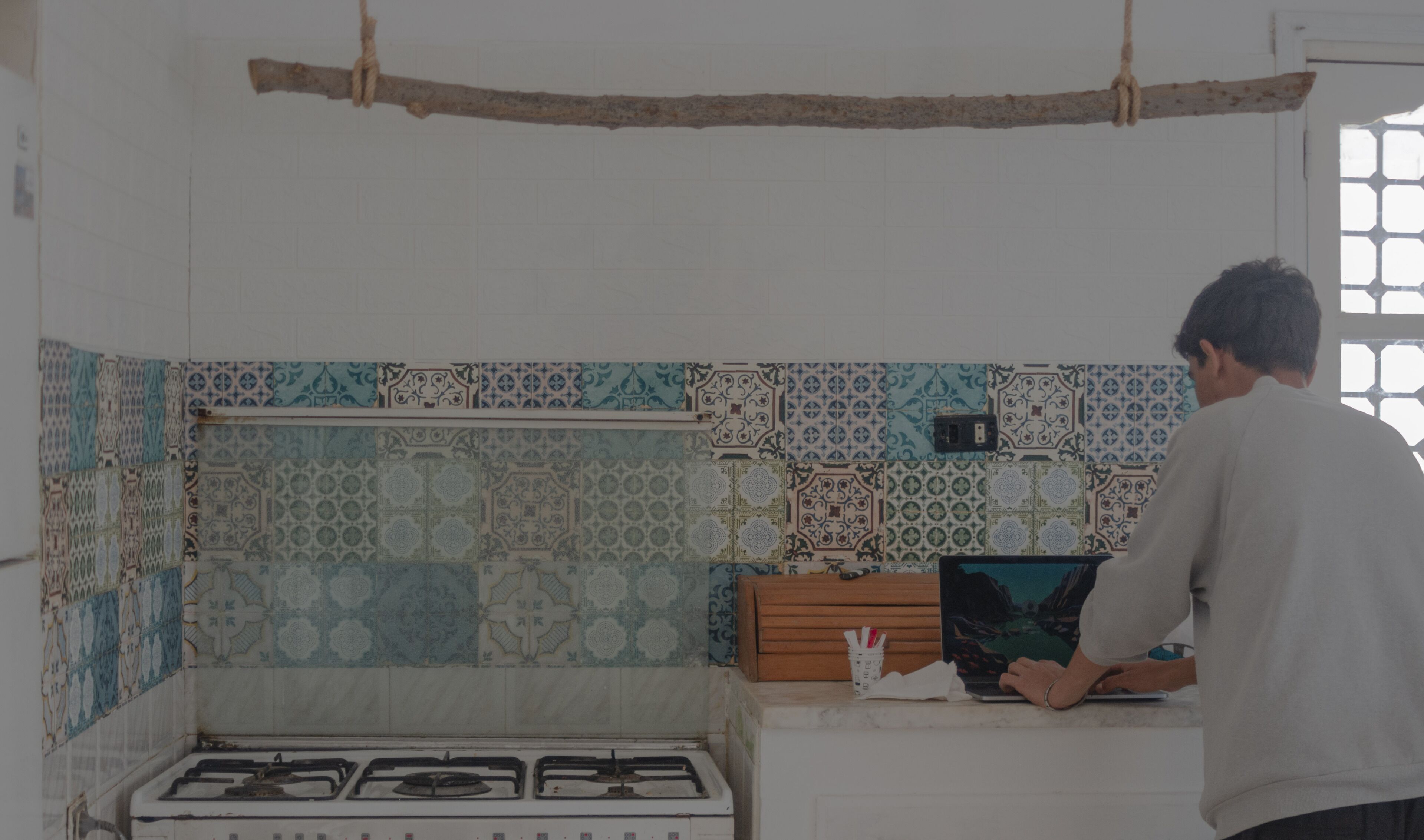 Refrigerador, microondas, lavavajillas y molino para café 