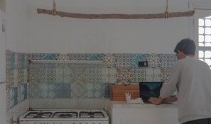 ثلاجة، ميكروويف، غسالة أطباق، مطحنة قهوة