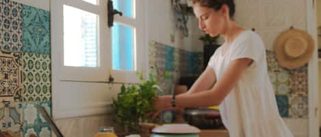 Frigorífico, microondas, lavavajillas y molinillo de café