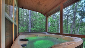 Ein Whirlpool mit Blick auf einen Wald.