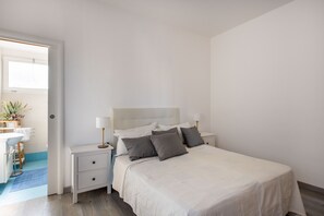 4 habitaciones, tabla de planchar con plancha y ropa de cama