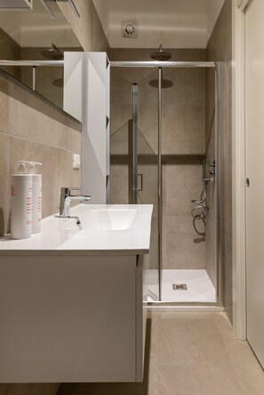 Dusche, Haartrockner, Bidet, Handtücher