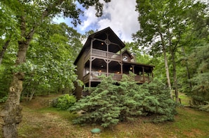 Exterior - At Fireside Lodge, experience pet-friendly luxury with a majestic mountain vista, hot tub, outdoor fireplace, firepit, pool table, and seamless WiFi (Ellijay)