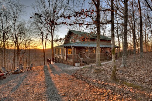 Discover Treetop Getaway -Pet-friendly retreat with panoramic mountain views, hot tub, firepit, fenced yard, WiFi, and a game-room