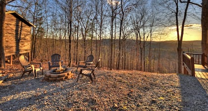 Discover Treetop Getaway -Pet-friendly retreat with panoramic mountain views, hot tub, firepit, fenced yard, WiFi, and a game-room