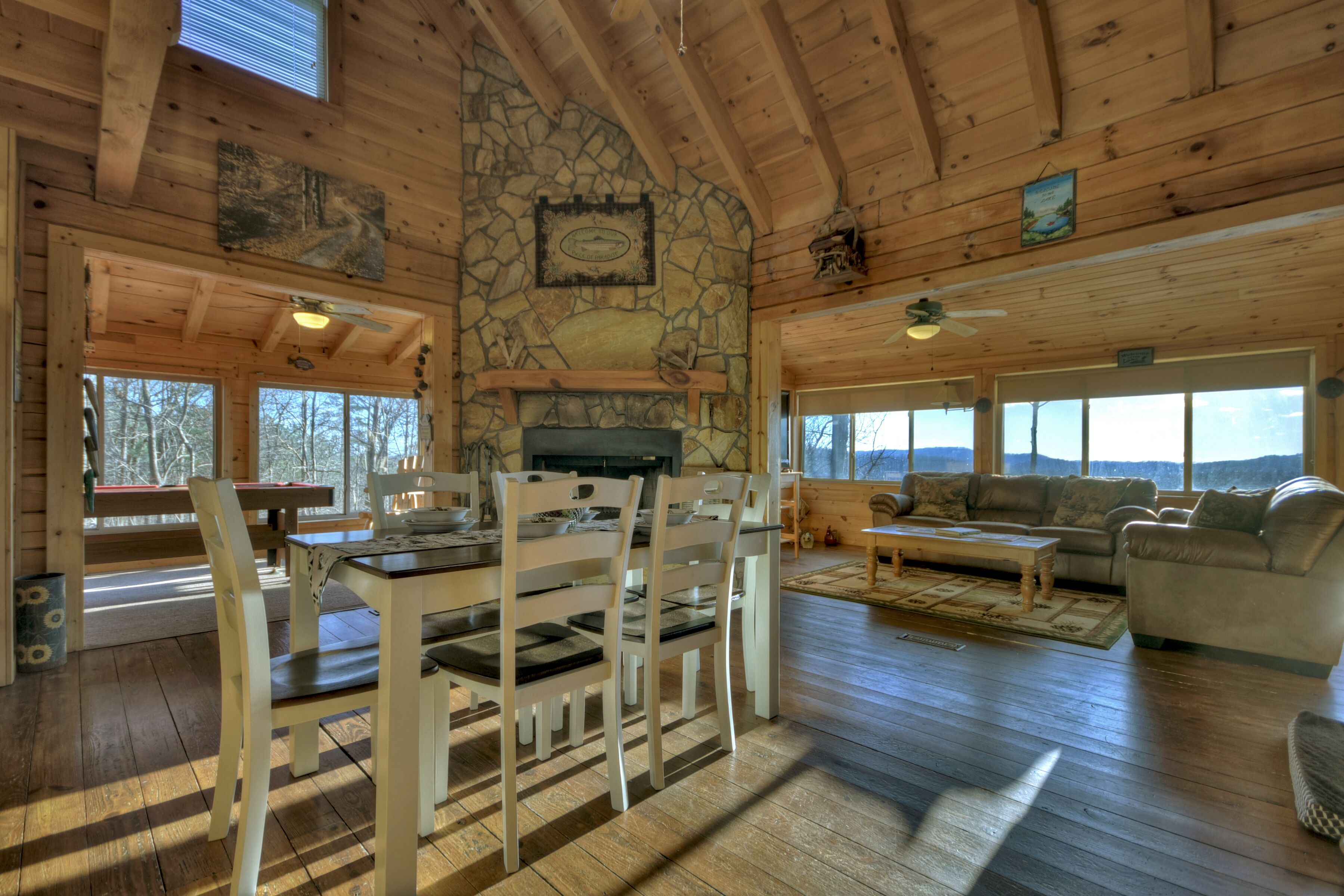 智能電視、壁爐、足球機