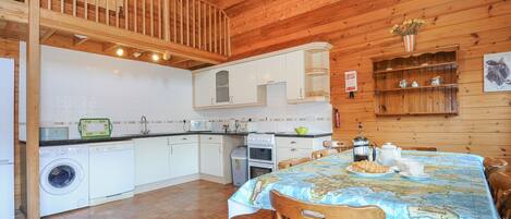 冷蔵庫、食器洗い機、電気ポット、トースター