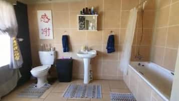 Studio | Kamar mandi | Shower dan handuk
