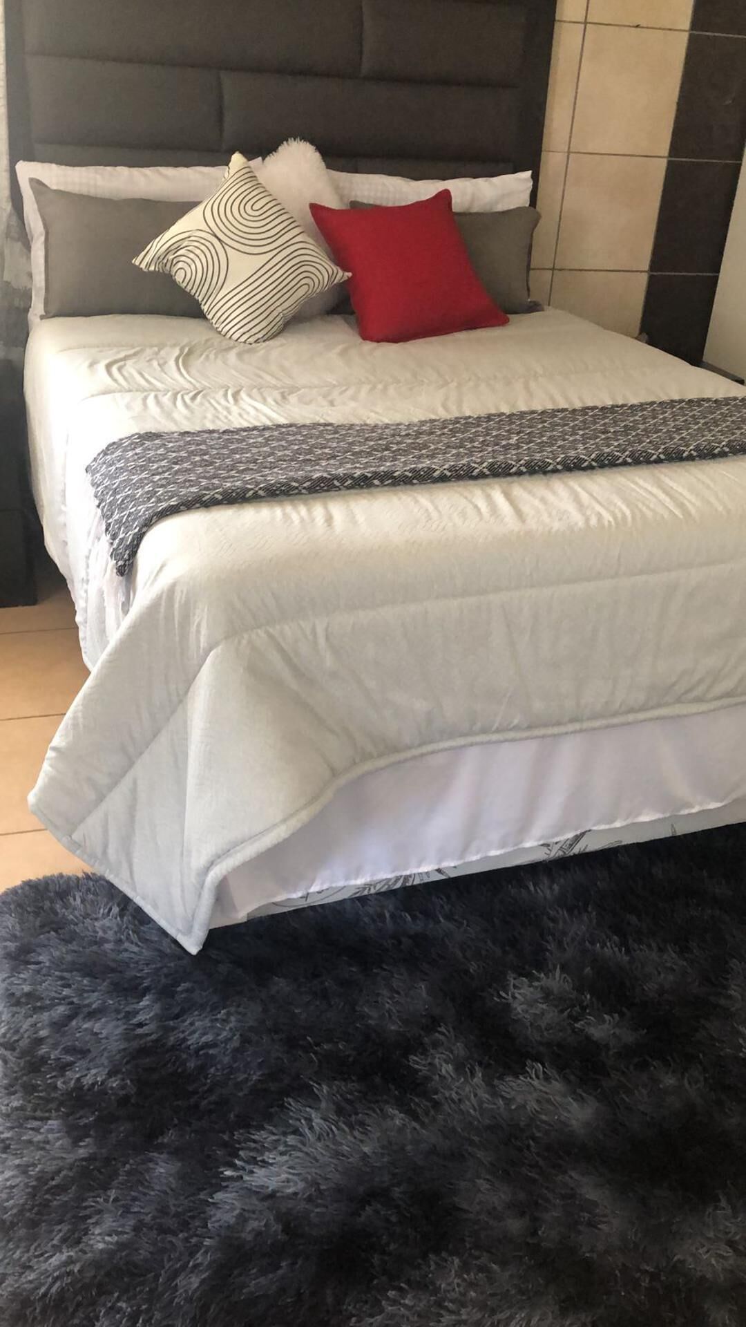 Tabla de planchar con plancha, wifi gratis y ropa de cama 