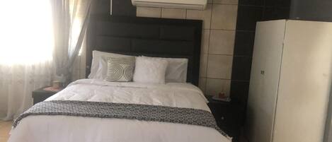 Tabla de planchar con plancha, wifi gratis y ropa de cama