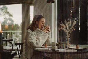 Päivittäinen paikallinen aamiainen (25 EUR per henkilö)